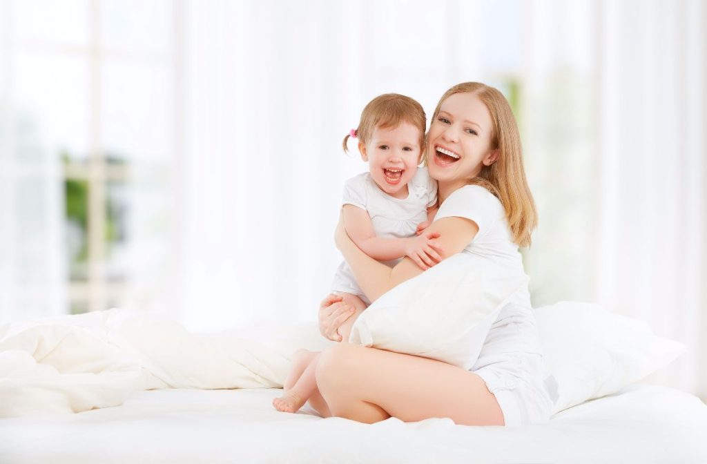 Madre e hija- 9 ideas para evitar intoxicaciones por productos de limpieza