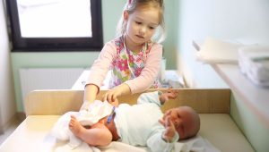 como ayudar a tu hijo a cuidar de su hermano