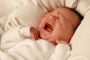 Bebé acostado llorando- ¿Es normal que mi bebé llore al bañarlo?