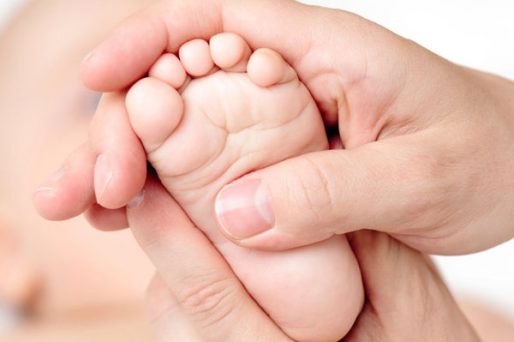 Pie del bebé, masajes- fortalece la columna vertebral de tu bebé con estos tips