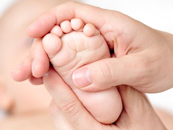 Pie del bebé, masajes- fortalece la columna vertebral de tu bebé con estos tips