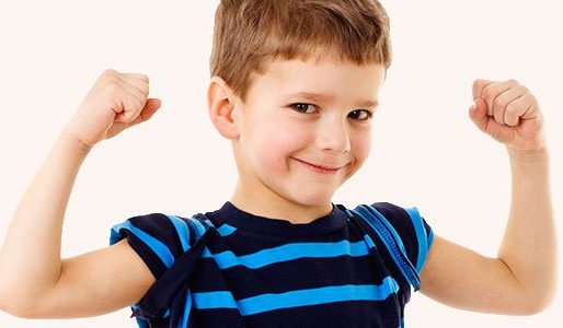 Niño sonriendo- Mi hijo repite lo que le pregunto y no contesta: ¿Es normal?