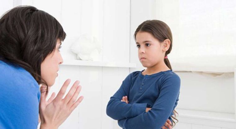 Madre hablando con su hija-Cuando un hijo se porta mejor con extraños que con mamá