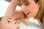 mamá jugando con su bebé- ¿Es normal que mi bebé estornude mucho?