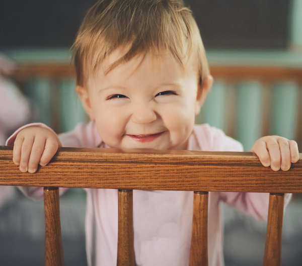 Bebé en la cuna sonriendo-Mi bebé no quiere dormir siesta: un especialista nos responde
