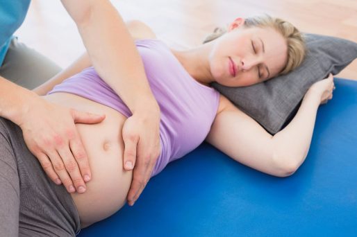 mujer embarazada en consulta médica. cómo dormir en el embarazo