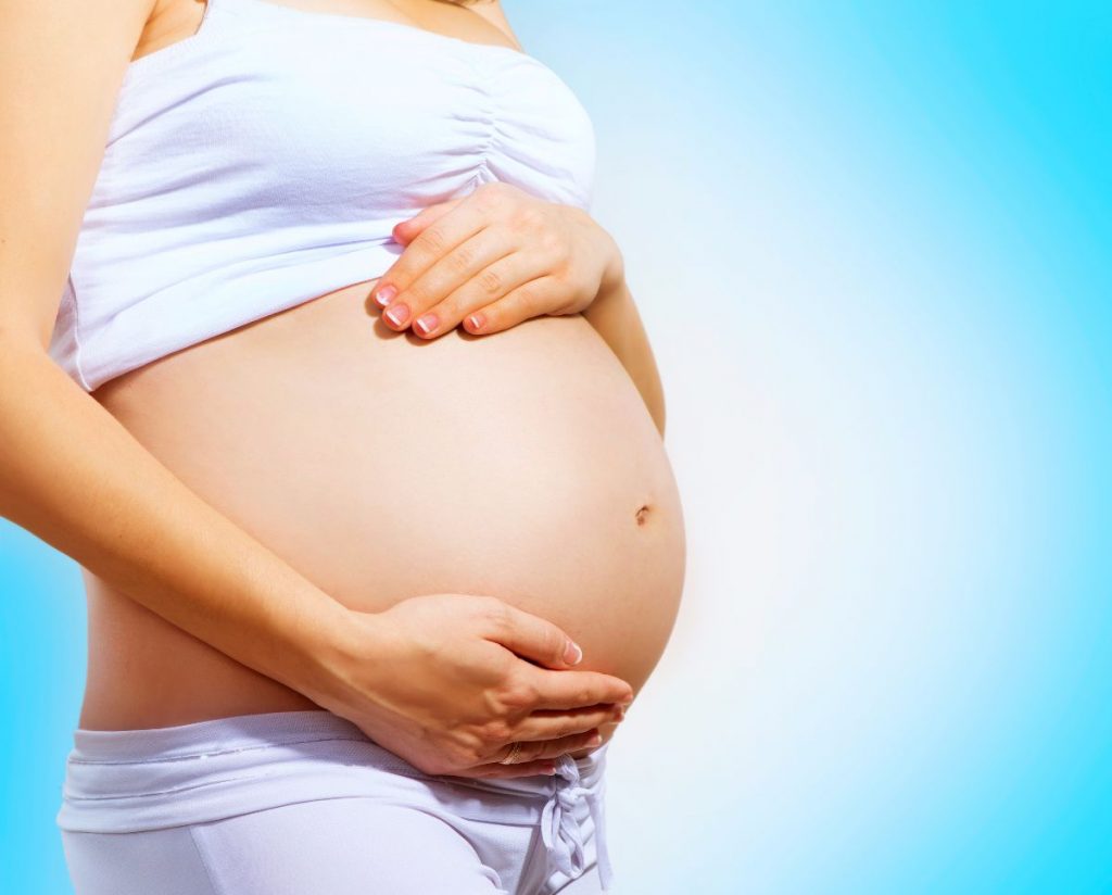 mujer embarazada acaricia su barriga- ¿Es seguro subir y bajar escaleras embarazada?