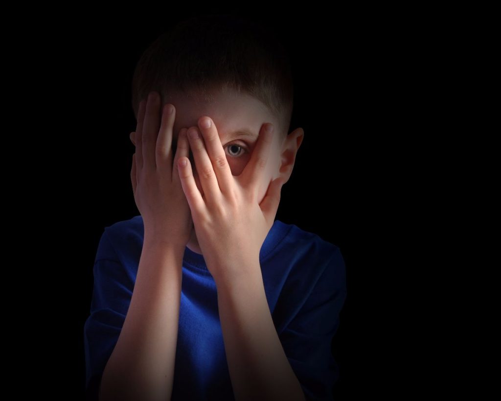 Niño tapando su cara- 3 problemas escolares más comunes