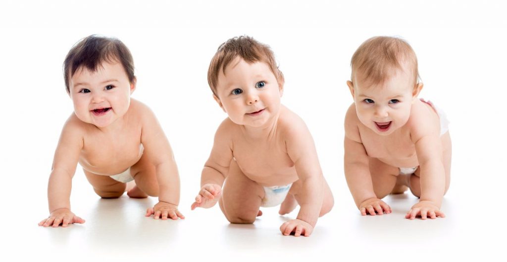 Bebés gateando-Los genitales de mi bebé están rojos, ¿Es normal?