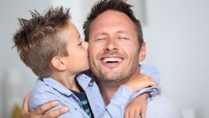 Padre e hijo- Es recomendable tener ventanales en casa: una especialista explica