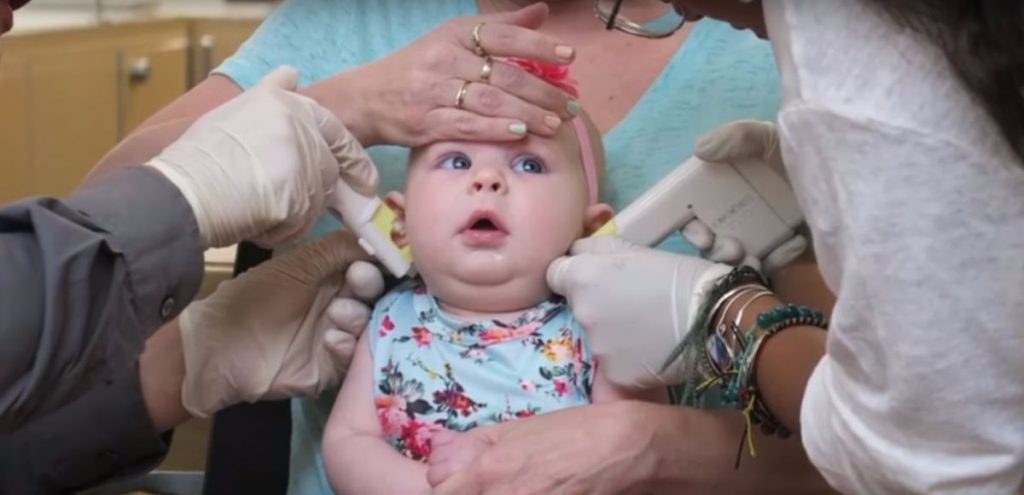 ¿De verdad les duele a las niñas ponerles pendientes? Un vídeo viral demuestra que sí