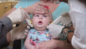¿De verdad les duele a las niñas ponerles pendientes? Un vídeo viral demuestra que sí
