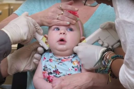 ¿De verdad les duele a las niñas ponerles pendientes? Un vídeo viral demuestra que sí