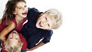 niños que cuidan a sus hermanos