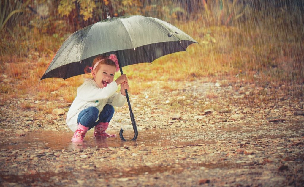 pueden los niños jugar bajo la lluvia