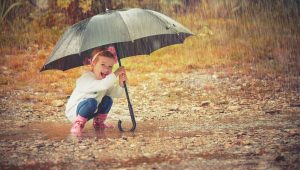 pueden los niños jugar bajo la lluvia