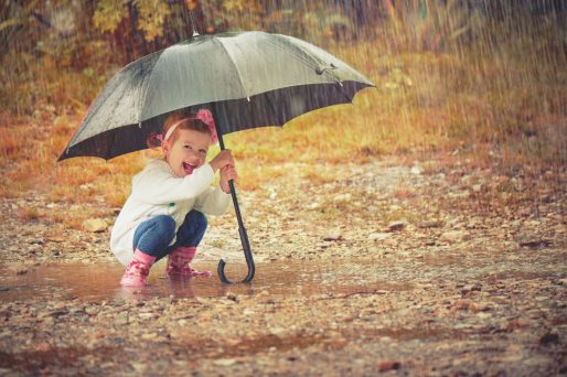 pueden los niños jugar bajo la lluvia