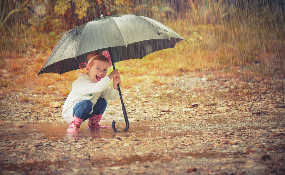 ¿Pueden los niños jugar bajo la lluvia?