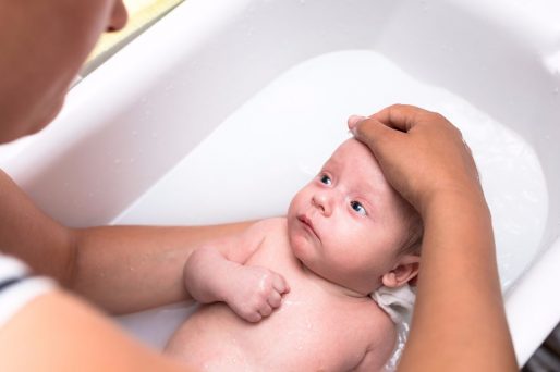 cuándo bañar al bebé con jabón