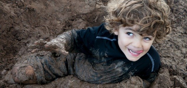 es bueno que los niños jueguen con barro