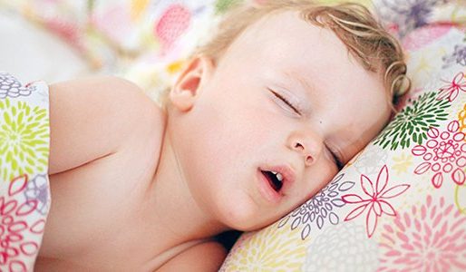 por qué el niño duerme con la boca abierta