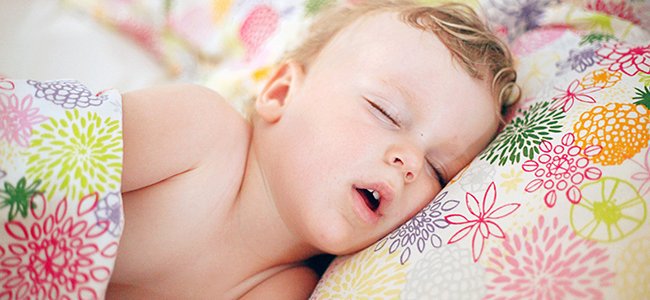 por qué el niño duerme con la boca abierta