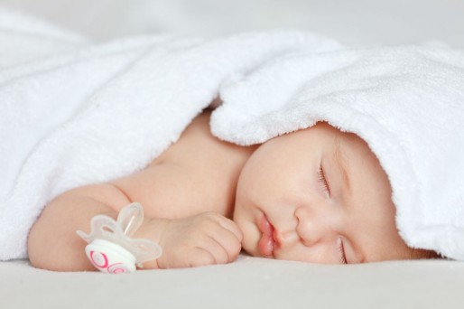 Por qué el bebé suda mientras duerme