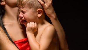 el bebé sólo quiere estar en brazos de mamá