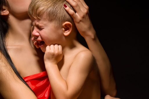 el bebé sólo quiere estar en brazos de mamá
