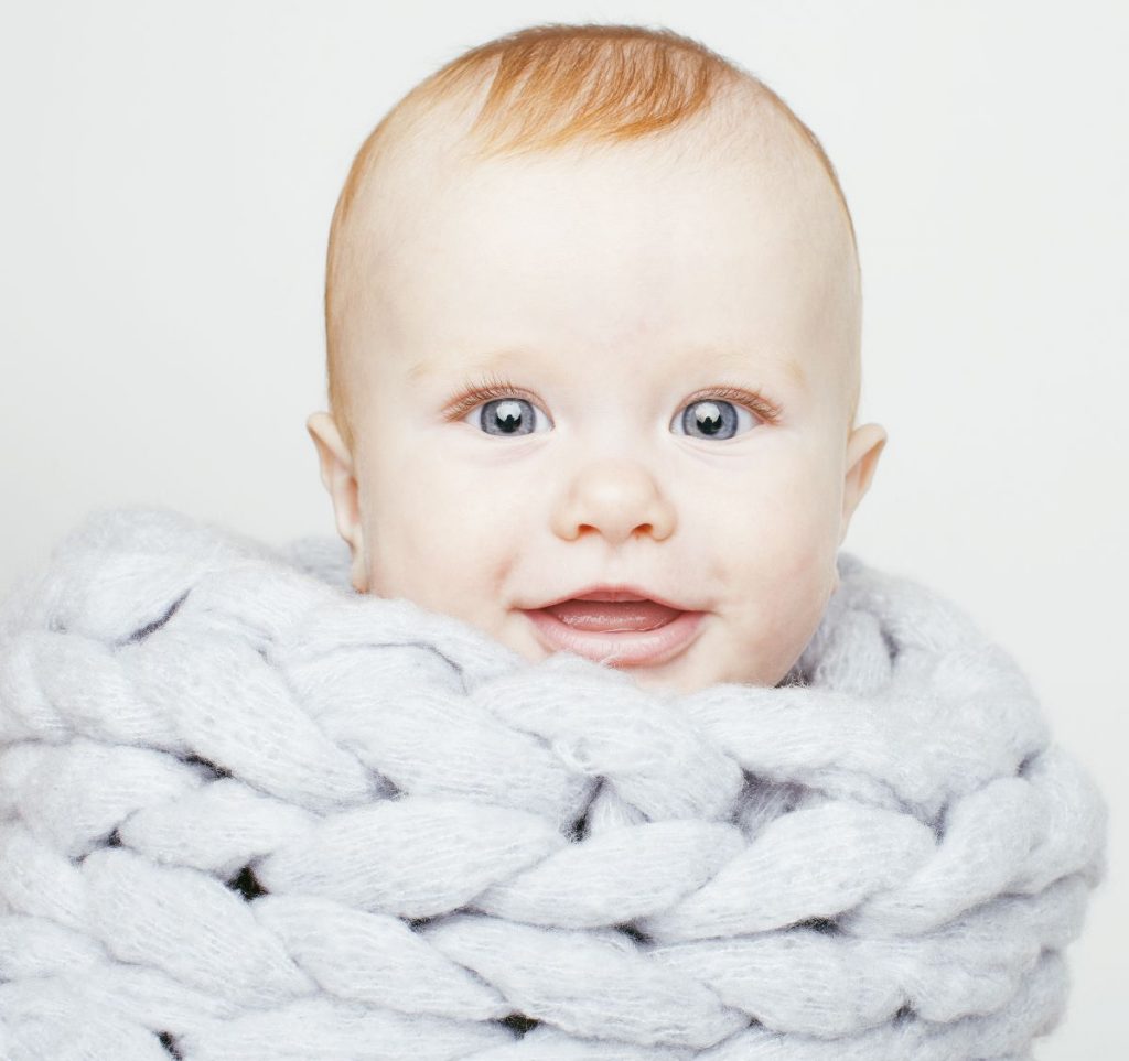 por qué los bebés nacen con los ojos grises