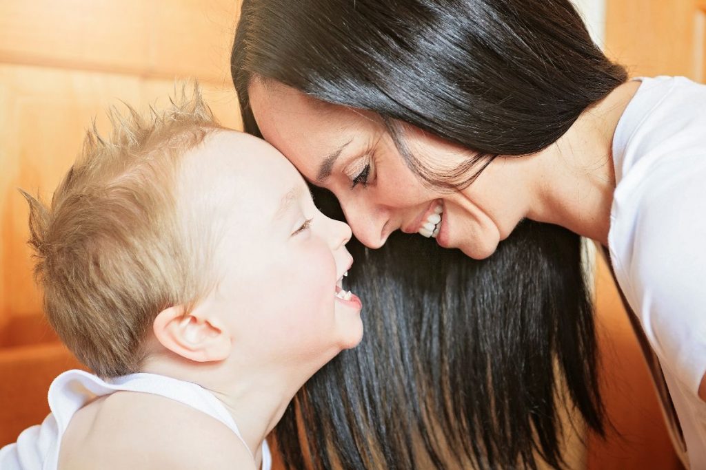Qué causa el olor del bebé en la madre