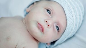 por qué el pediatra mide la cabeza del bebé