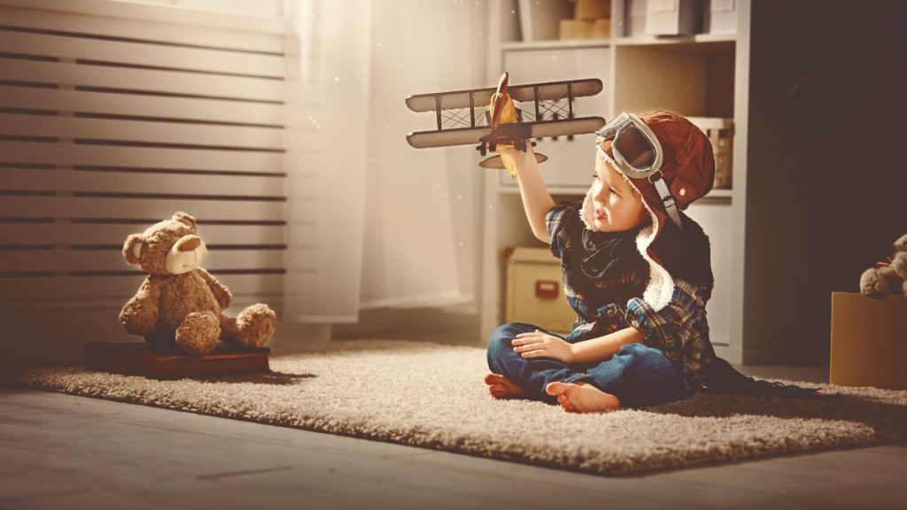 dejar que el niño juegue con su amigo imaginario