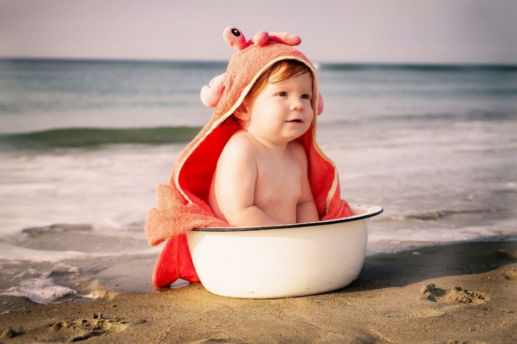 primer baño del niño en el mar
