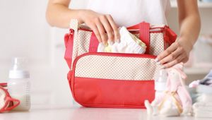 Qué lleva una mamá en el bolso