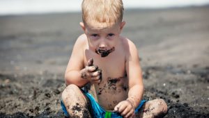 Al niño le gusta comer tierra