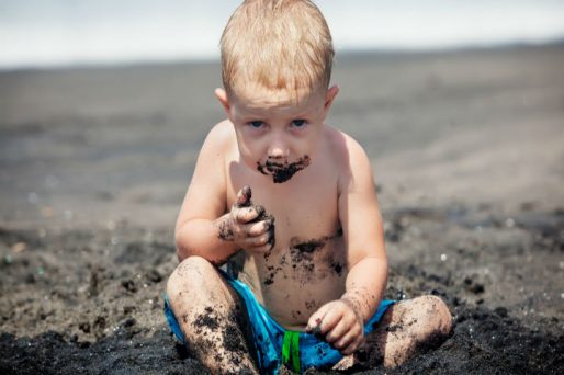 Al niño le gusta comer tierra