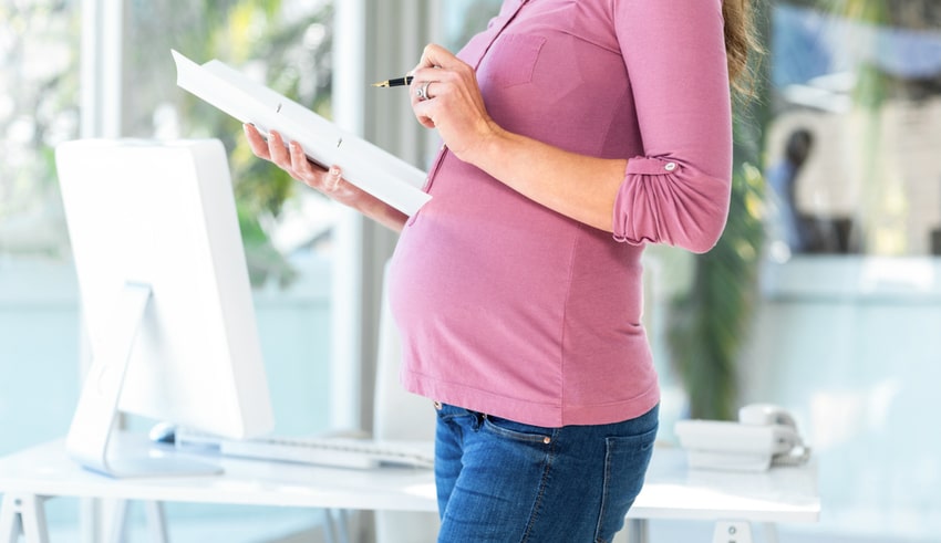 Trabajar de pie durante el embarazo