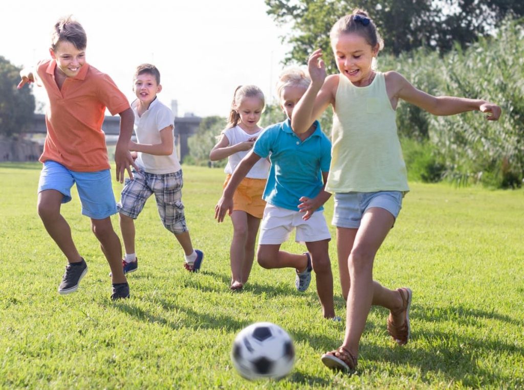 Jugar fútbol