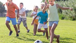 Jugar fútbol