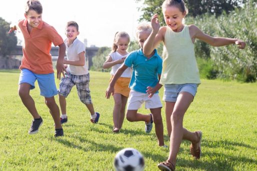 Jugar fútbol