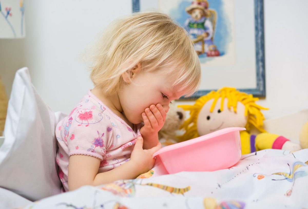 Por qué el niño vomita