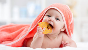 Por qué los bebés se llevan todo a la boca
