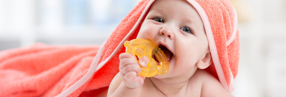 Por qué los bebés se llevan todo a la boca