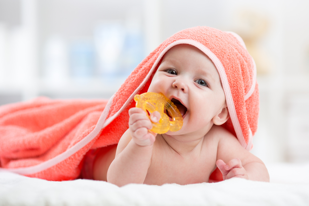 Por qué los bebés se llevan todo a la boca