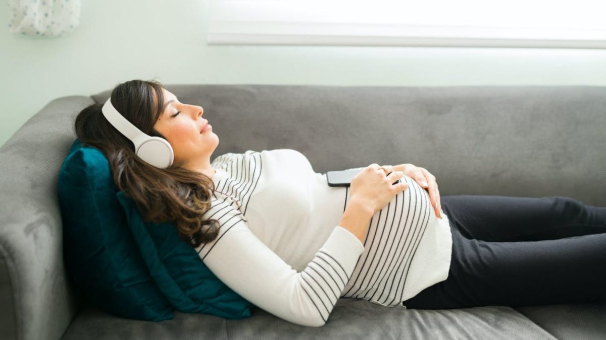 ¿Qué escucha el feto en el útero?