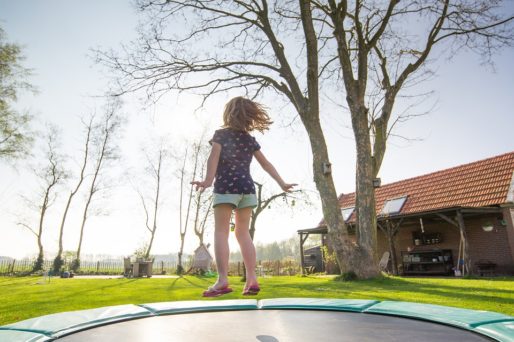 Son peligrosos los trampolines para los niños