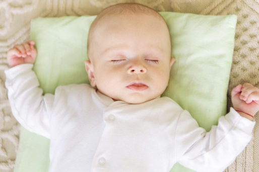 A qué edad comienzan los bebés a dormir toda la noche
