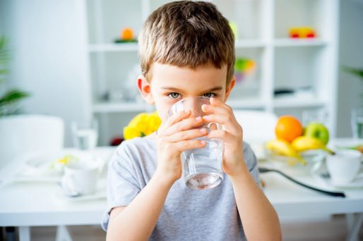 Cuánta agua deben tomar los niños