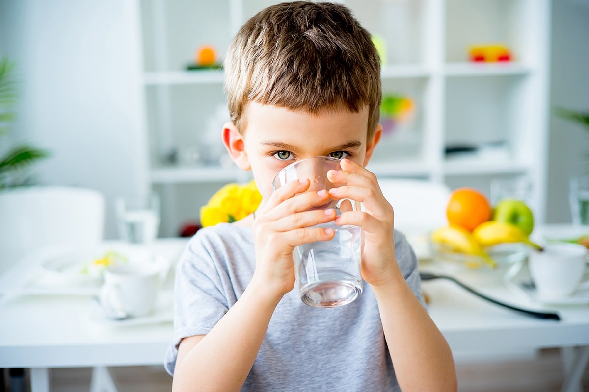 Cuánta agua deben tomar los niños